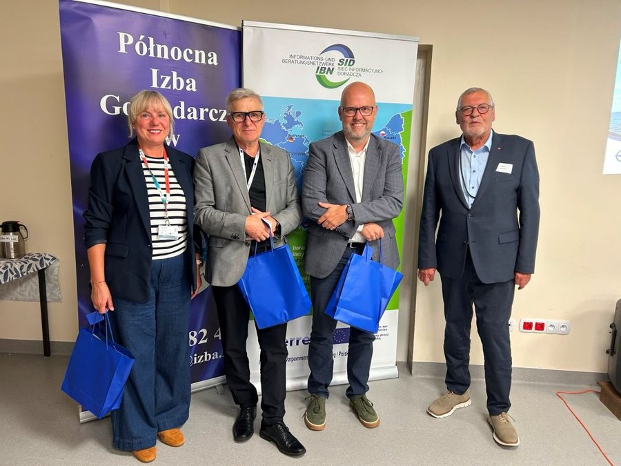 In Swinemünde gab es ein Kurzseminar und einen Austausch mit Vertretern der Wirtschaft und von NGOs vor Ort. Auf dem Foto abgebildet (v. l. n. r.): Lydia Miecznik, Stadtverwaltung Swinemünde; Ryszard Knec, Kommunalgemeinschaft Europaregion Pomerania; Martin Hanf, Geschäftsführer der Kommunalgemeinschaft und Siegbert Ortmann, Vorsitzender des DEBWH. Bildnachweis: Deutsch-Europäisches Bildungswerk in Hessen