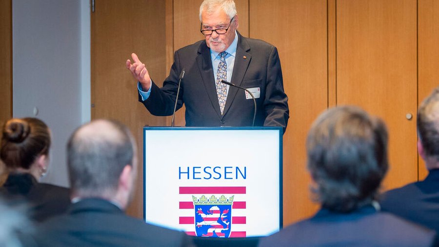 Hessischer BdV-Landesvorsitzende und Vorsitzender des Deutsch-Europäischen Bildungswerks in Hessen e.V. (DEBWH) Siegbert Ortmann